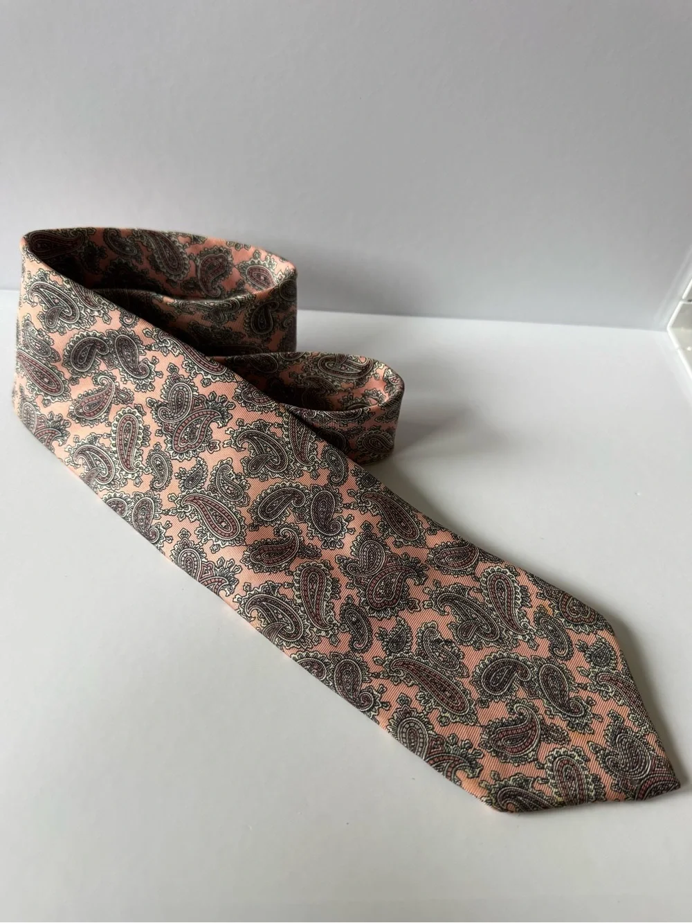 Lord and Taylor Men's Pink Paisley Silk Tie
